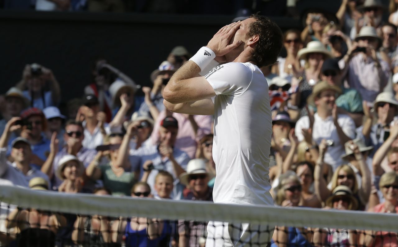 Andy Murray celebra tras derrotar a Novak Djokovic en su último partido de tenis masculino en Wimbledon, Londres, Gran Bretaña, 7 julio 2013.
REUTERS/Anja Niedringhaus