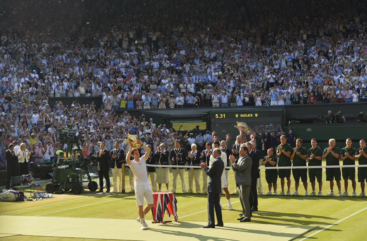 Andy Murray sostiene trofeo tras derrotar a Novak Djokovic en su último partido de tenis masculino en Wimbledon, Londres, Gran Bretaña, 7 julio 2013.
REUTERS/Toby Melville