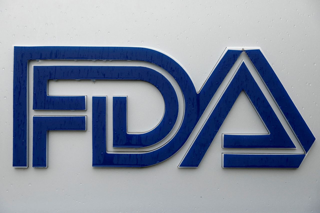 FOTO DE ARCHIVO: El logotipo de la Administración de Alimentos y Medicamentos de los Estados Unidos (FDA, por sus siglas en inglés) en el exterior de su sede en White Oak, estado de Maryland, EEUU, el 29 de agosto de 2020. REUTERS/Andrew Kelly