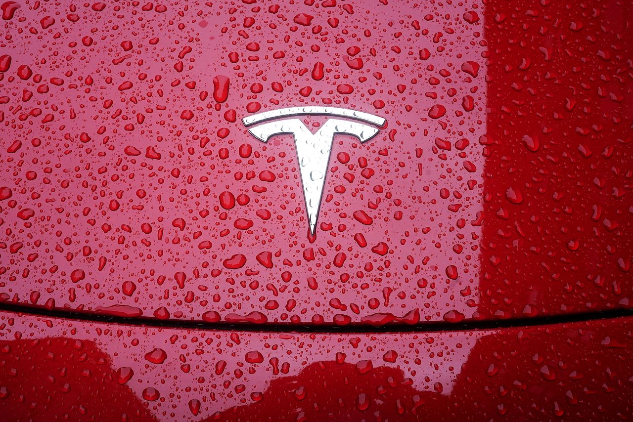 FOTO DE ARCHIVO: Un logotipo de Tesla, en un auto bajo la lluvia en el barrio de Manhattan de la ciudad de Nueva York, Nueva York, Estados Unidos. 5 de mayo de 2021. REUTERS/Carlo Allegri/