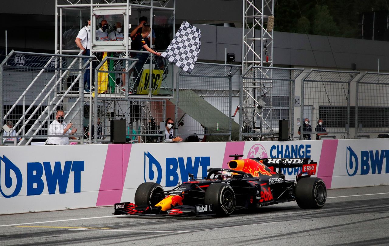 Jun 27, 2021 
Foto del domingo del piloto de Red Bull Max Verstappen cruzando la meta para ganar el Gran Premio de Estiria de la F1. 
REUTERS/Leonhard Foeger