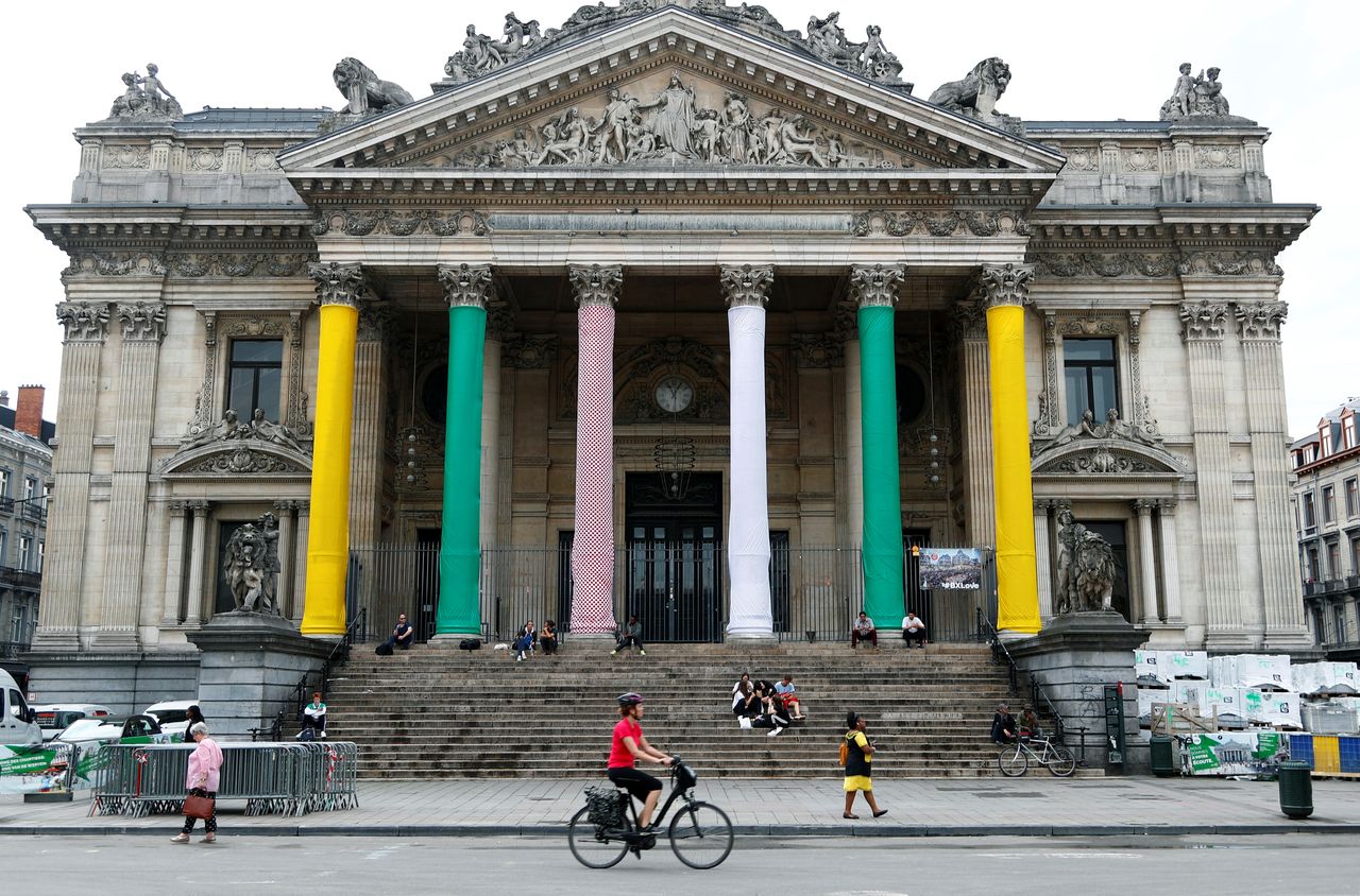 FOTO DE ARCHIVO-La Bolsa está decorada con los diferentes colores de los maillots del Tour de Francia, antes de la Gran Salida de la carrera ciclistaen Bruselas, Bélgica. 19 de junio de 2019. REUTERS/Francois Lenoir