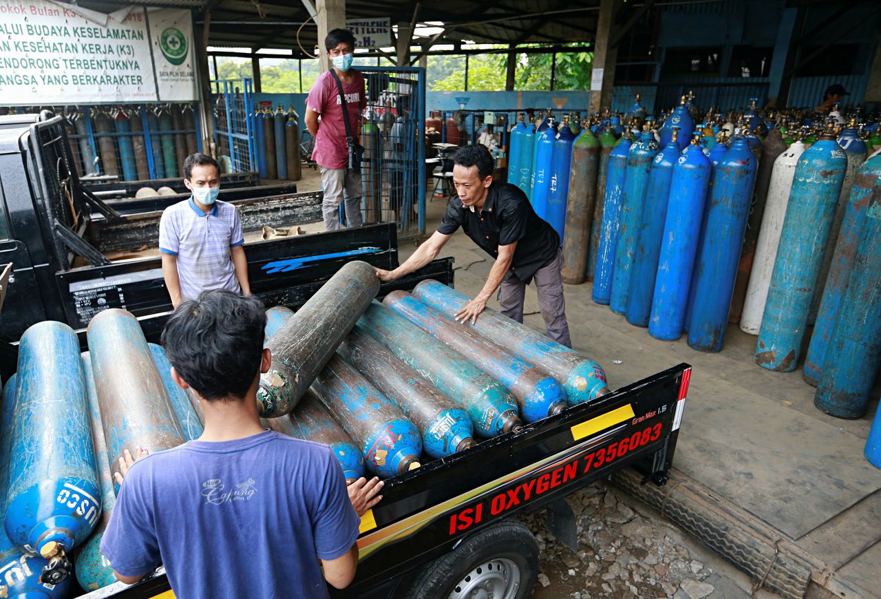 Empleados manipulan cilindros de oxígeno en una fábrica durante la enfermedad del coronavirus (COVID-19) en Yakarta, Indonesia, 29 de junio de 2021. REUTERS/Ajeng Dinar Ulfiana