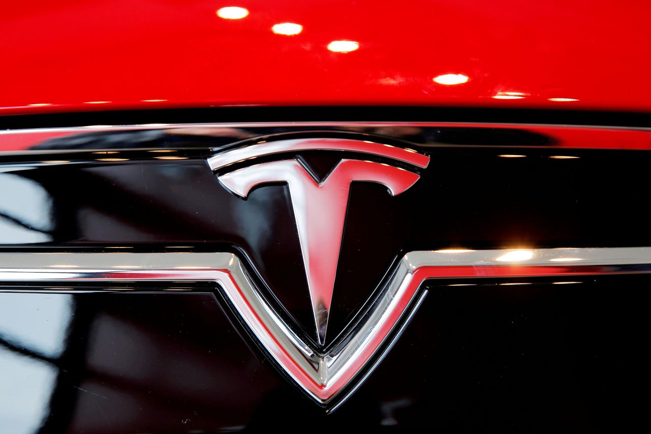 Foto de archivo ilustrativa del logo de Tesla en un Model S en Nueva York
Abril 29, 2016. REUTERS/Lucas Jackson/