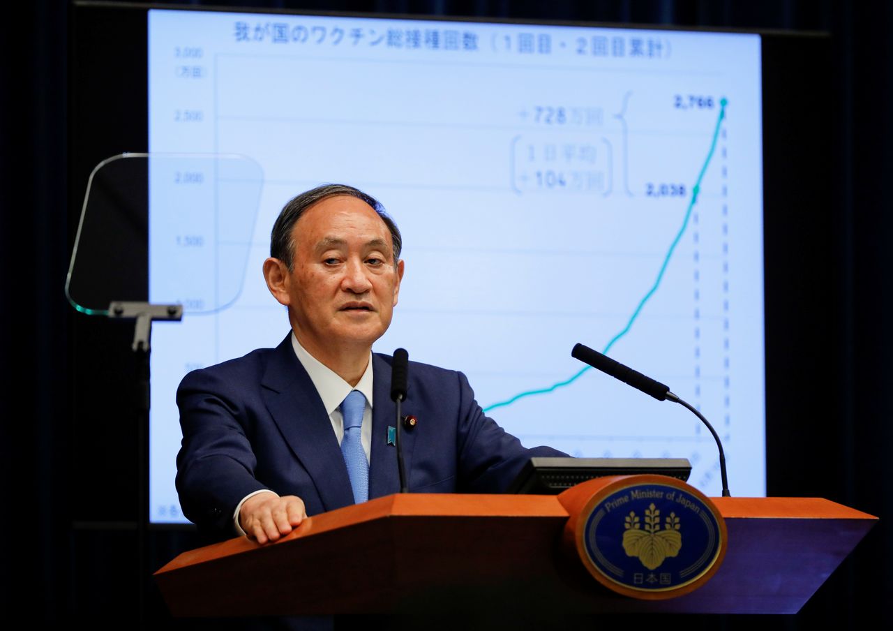 FOTO DE ARCHIVO: El primer ministro japonés, Yoshihide Suga, en una conferencia de prensa sobre la respuesta de Japón al brote del COVID-19, en su residencia oficial en Tokio, Japón, el 17 de junio de 2021. REUTERS/Issei Kato/Pool