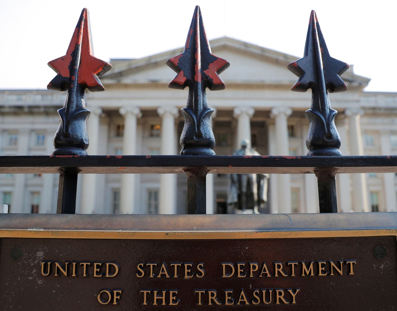 Foto de archivo. Cartel en el Departamento del Tesoro de los Estados Unidos, en Washington. 6 de agosto de 2018. REUTERS/Brian Snyder.