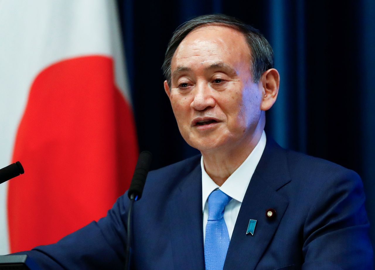 FOTO DE ARCHIVO: El primer ministro de Japón, Yoshihide Suga, asiste a una conferencia de prensa en su residencia oficial en Tokio, Japón, el 17 de junio de 2021. REUTERS/Issei Kato