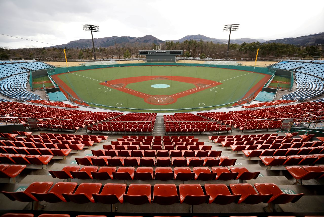 Foto de archivo del estadio Azuma de Béisbol de Fukushima que albergará pruebas de los Juegos Olímpicos de Tokio.  
Feb 19, 2020. REUTERS/Issei Kato/