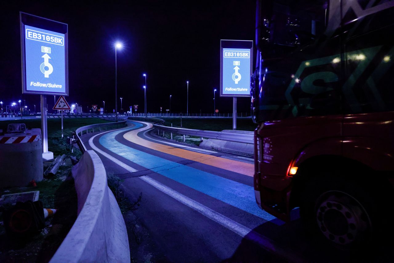 FOTO DE ARCHIVO: Un camión en la carretera que forma parte de la infraestructura aduanera de entrada a Francia, en Calais, Francia, 1 de enero de 2021. REUTERS/Pascal Rossignol