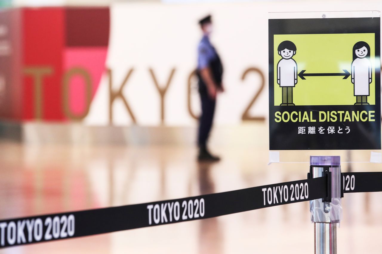 FOTO DE ARCHIVO: Una señal recordando la recomendación de mantener la distancia social antes de la llegada del presidente del Comité Olímpico Internacional (COI), Thomas Bach, en el aeropuerto Haneda de Tokio, Japón, el 8 de julio de 2021. REUTERS/Kim Kyung-Hoon