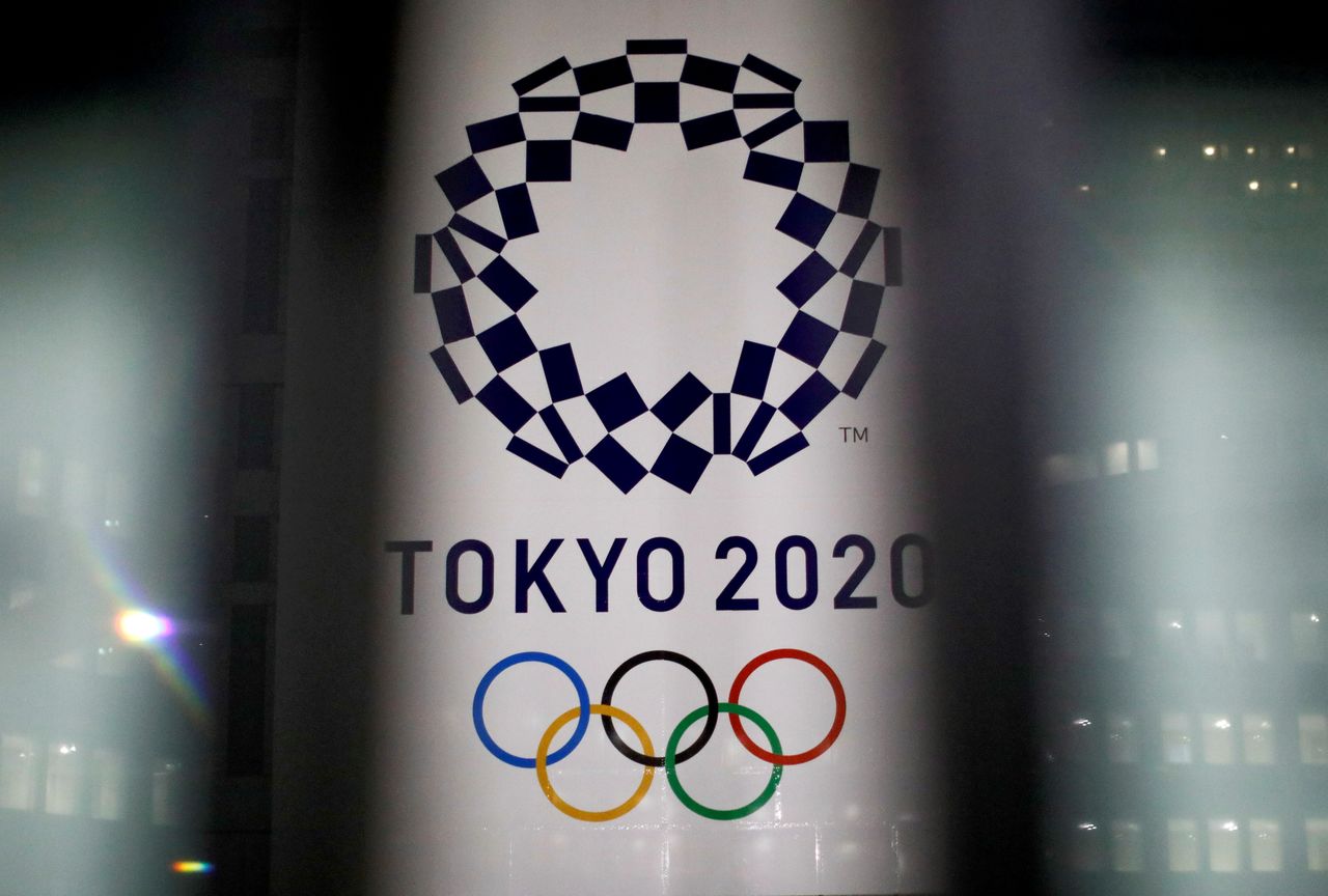 FOTO DE ARCHIVO: El logotipo de los Juegos Olímpicos de Tokio, en el edificio de la Oficina del Gobierno Metropolitano de Tokio, en Tokio, Japón, 22 de enero de 2021. REUTERS/Issei Kato/File Photo