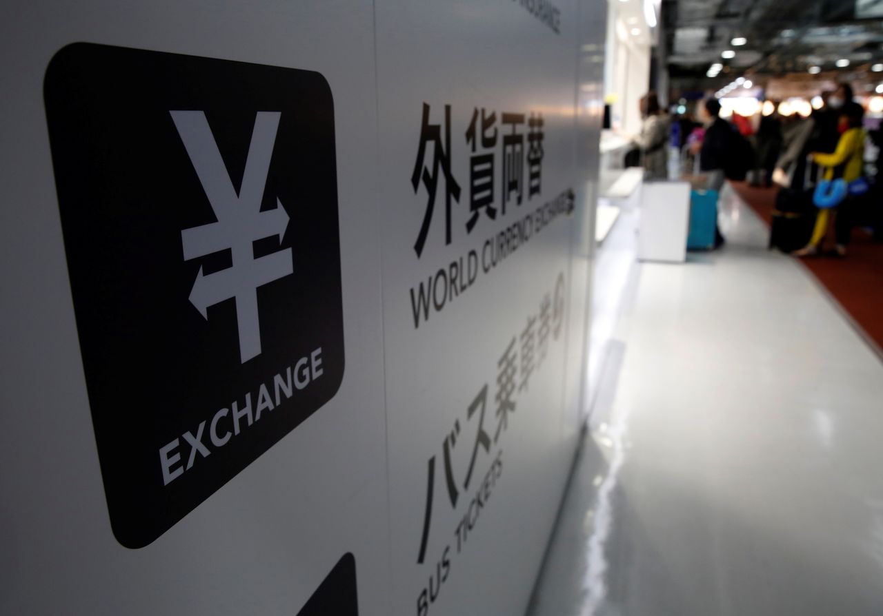 FOTO DE ARCHIVO: El símbolo del yen japonés en una casa de cambio de divisas en el aeropuerto internacional Narita, cerca de Tokio, Japón, el 25 de marzo de 2016. REUTERS/Yuya Shino