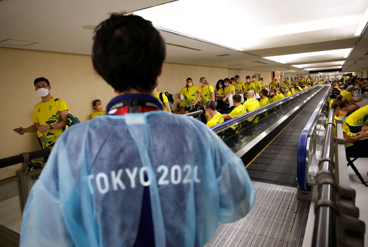 Miembros del equipo australiano esperan para someterse a la prueba cuantitativa del antígeno de la enfermedad del coronavirus (COVID-19) tras llegar al aeropuerto internacional de Narita antes de los Juegos Olímpicos de Tokio 2020, en Narita, al este de Tokio, Japón. 17 de julio de 2021. REUTERS/Issei Kato