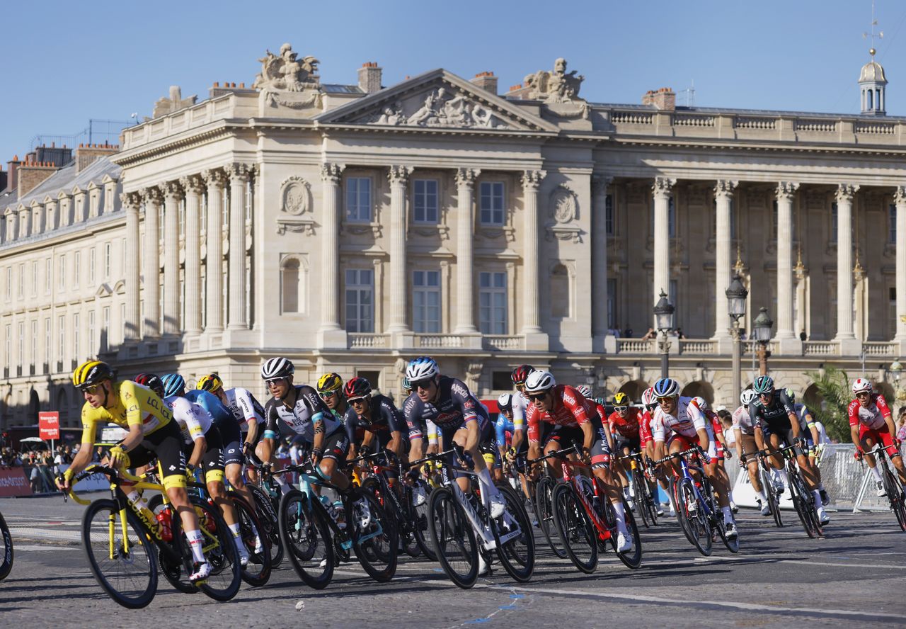 Ciclismo - Tour de Francia - Etapa 21 - Chatou a París Campos Elíseos - Francia - 18 de julio de 2021. El corredor esloveno del UAE Team Emirates Tadej Pogacar con el maillot amarillo en acción durante la etapa 21. REUTERS/Stephane Mahe