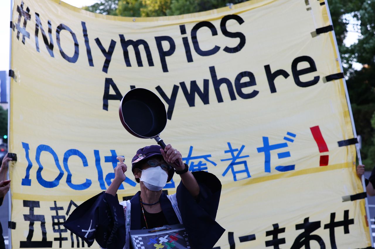 Juegos Olímpicos de Tokio 2020 - La gente protesta contra los Juegos Olímpicos de Tokio 2020 - Tokio, Japón - 18 de julio de 2021 Un manifestante durante una concentración cerca de Akasaka State Guest donde el presidente del Comité Olímpico Internacional (COI), Thomas Bach, asiste a una ceremonia de bienvenida organizada por el gobierno japonés REUTERS/Kim Kyung-Hoon