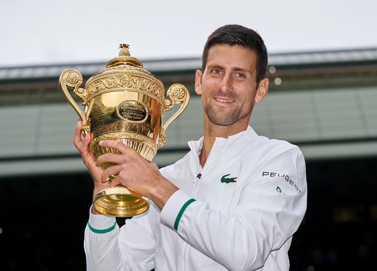 El tenista serbio Novak Djokovic con trofeo tras derrotar al italiano Matteo Berrettini en Wimbledon, Londres, Gran Bretaña, 11 julio 2021.
Peter van den Berg-USA TODAY Sports