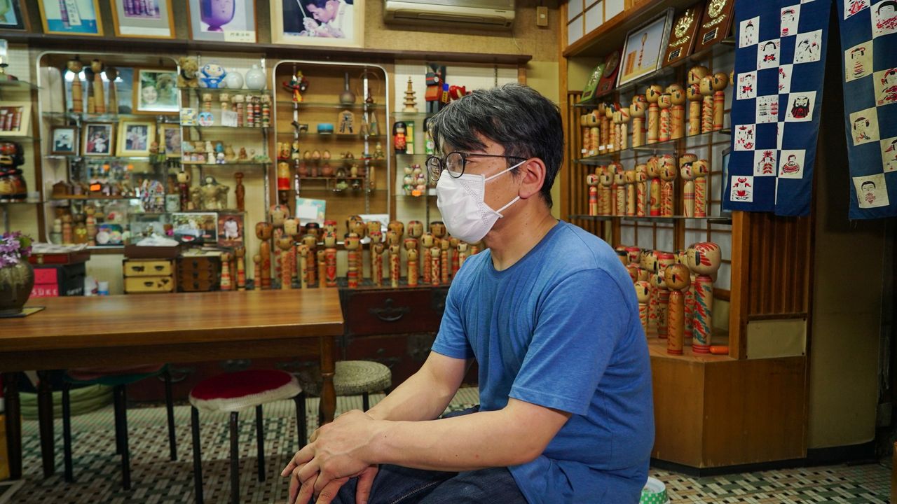 Kunitoshi Abe, un fabricante de muñecas kokeshi de sexta generación, está sentado en su tienda en Tsuchiyu Onsen Machi, Fukushima, prefectura de Fukushima, Japón. 20 de julio, 2021. REUTERS/Joseph Campbell