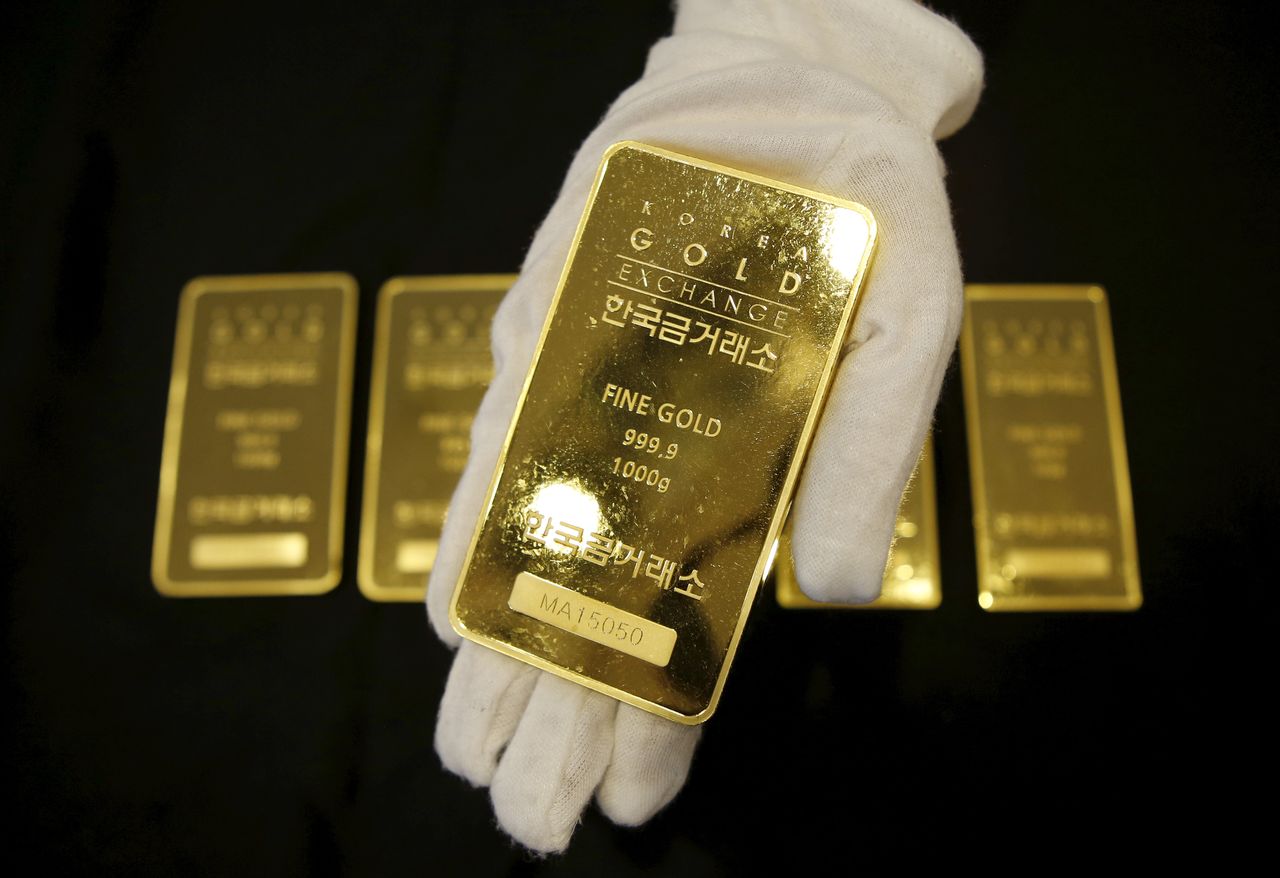 Imagen de archivo de un trabajador mostrando un lingote de oro en el Korea Gold Exchange de Seúl, Corea el Sur. 31 julio 2015. REUTERS/Kim Hong-Ji