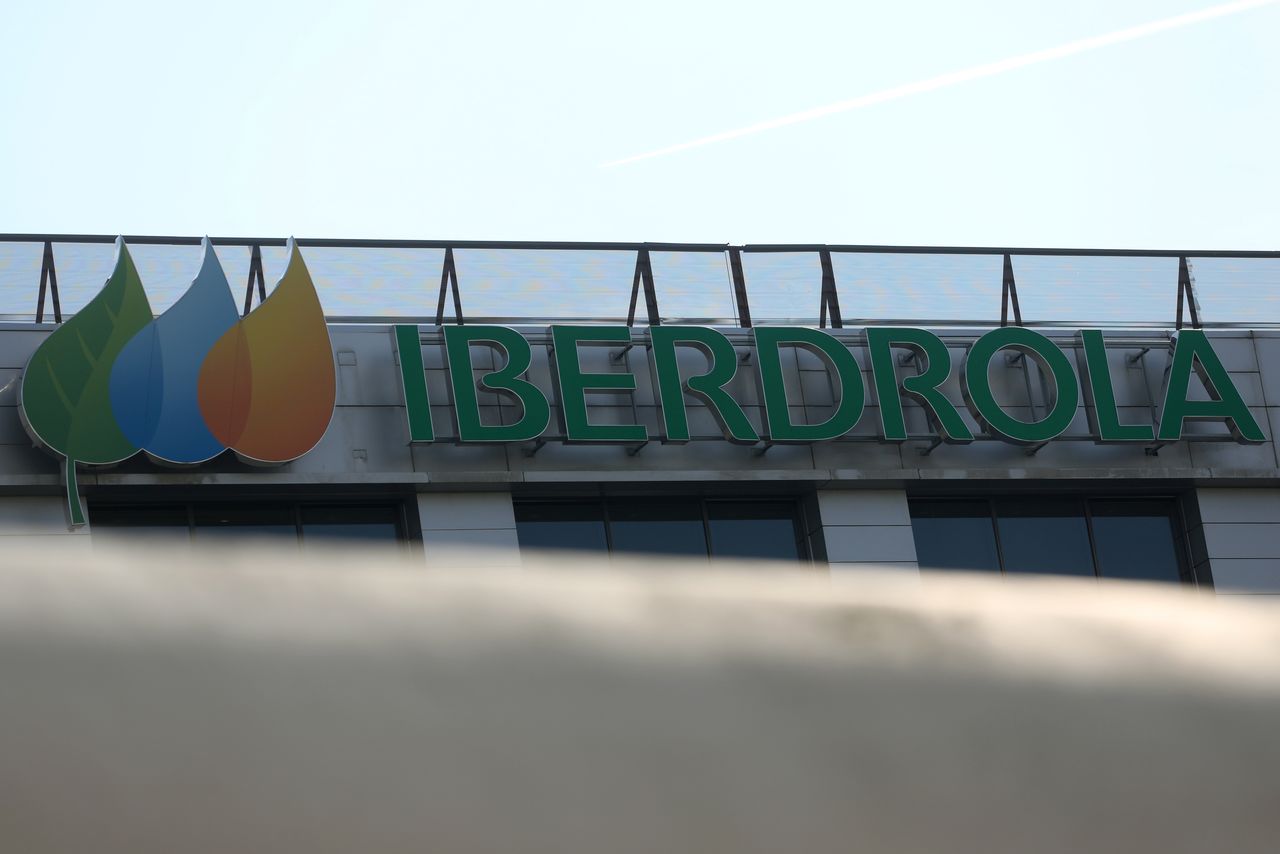 FOTO DE ARCHIVO. El logo de Iberdrola en su sede en Madrid, España. 23 de mayo de 2018. REUTERS/Sergio Pérez