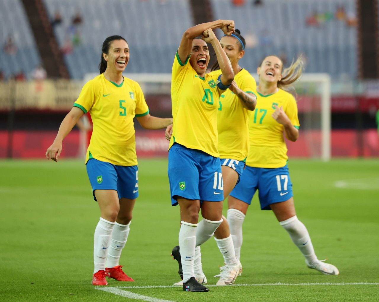 La brasileña Marta celebra luego de anotar el tercer gol de su selección frente a China por el Grupo F de la competencia del fútbol femenino de los Juegos Olímpicos de Tokio 2020 en el Estadio Miyagi de Miyagi, Japón. 21 de julio, 2021. REUTERS/Molly Darlington