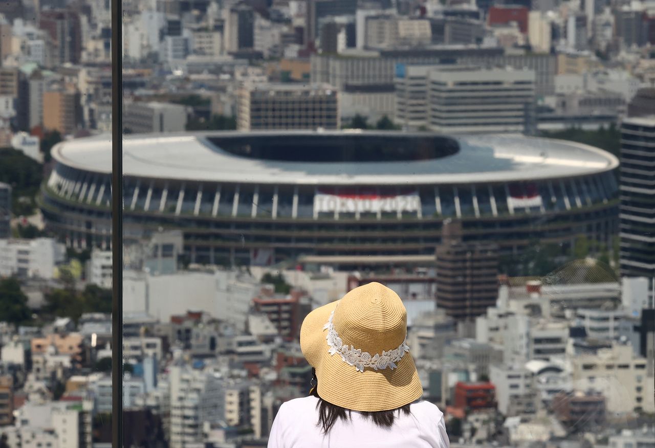 FOTO DE ARCHIVO. Una persona disfruta de la vista desde el mirador Shibuya Sky antes de la inauguración oficial de los Juegos Olímpicos de Tokio 2020, en Tokio, Japón. 21 de julio de 2021. REUTERS/Kai Pfaffenbach
