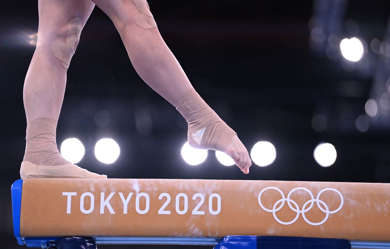 Juegos Olímpicos de Tokio 2020 - Entrenamiento de gimnasia artística - Centro de Gimnasia Ariake, Tokio, Japón - 22 de julio de 2021. Una gimnasta del Comité Olímpico Ruso en la viga de equilibrio durante un entrenamiento. REUTERS/Dylan Martínez