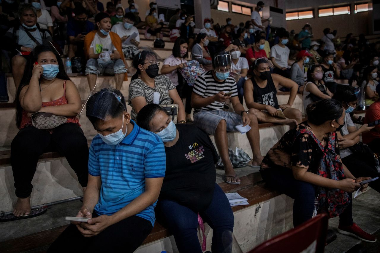 FOTO DE ARCHIVO: Un grupo de personas espera para recibir la vacuna de COVID-19 en Manila, FIlipinas, el 21 de julio de 2021. REUTERS/Eloisa Lopez