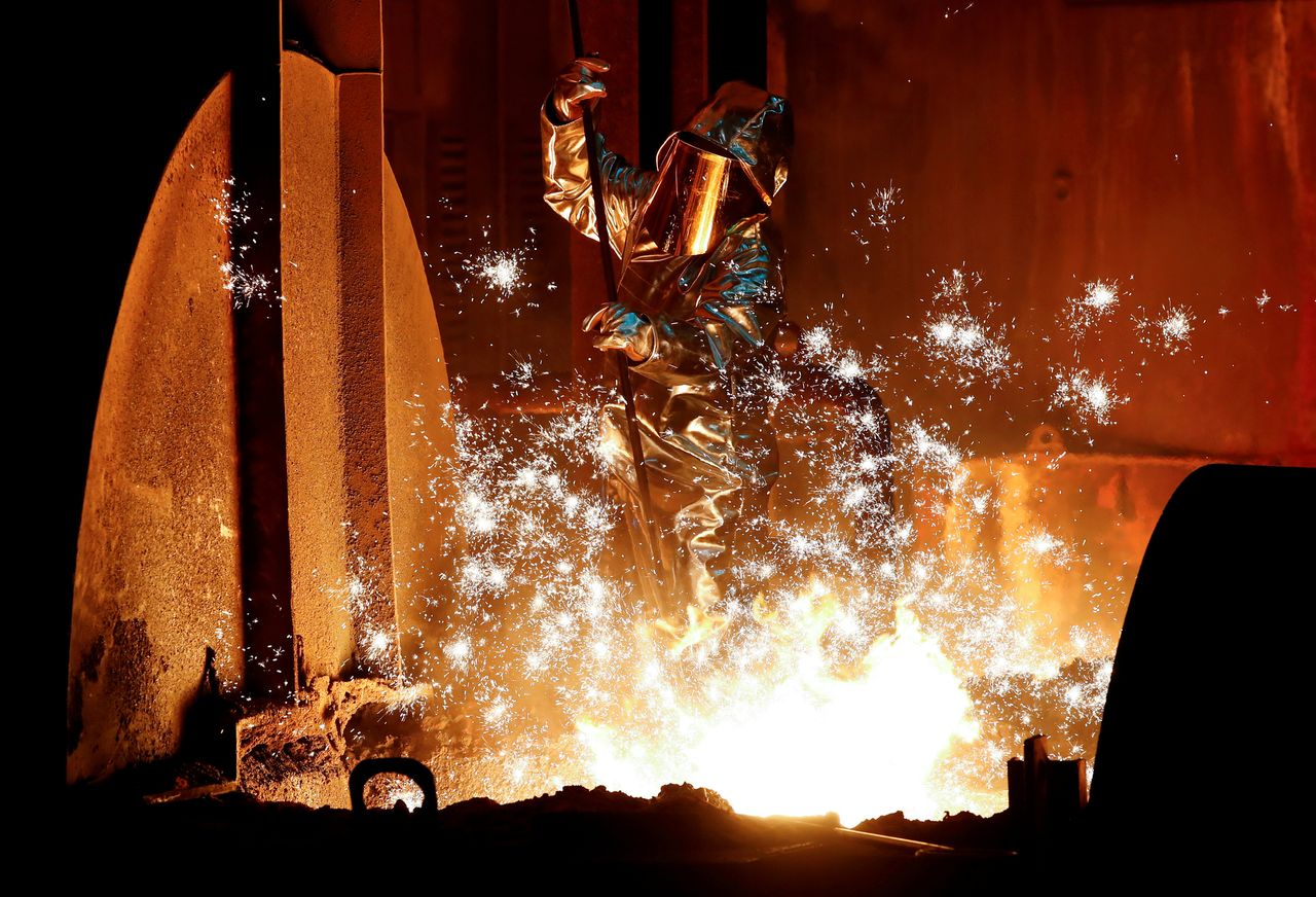 FOTO DE ARCHIVO: Un trabajador de una acería del grupo ThyssenKrupp AG en Duisburgo, Alemania, el 28 de enero de 2019. REUTERS/Wolfgang Rattay