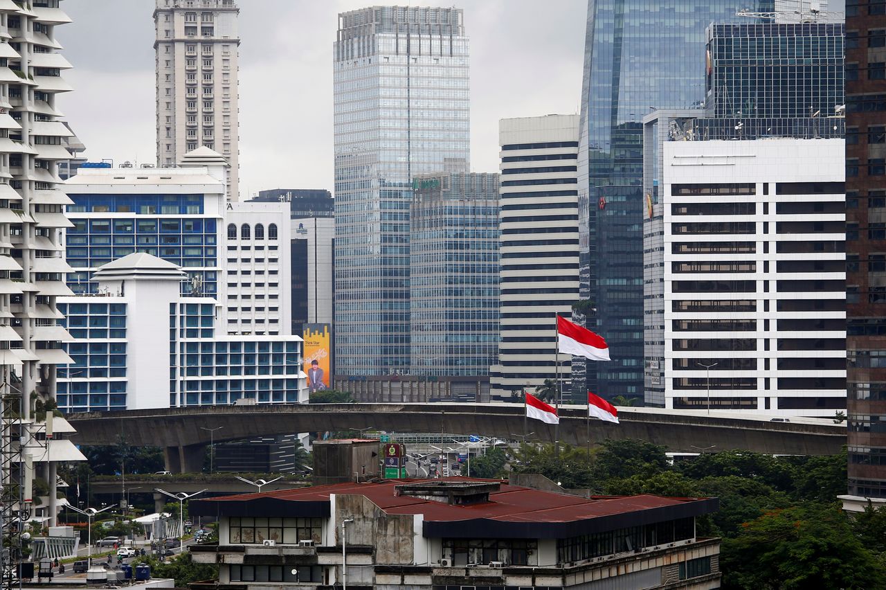 Foto de archivo ilustrativa de banderas de Indonesia en el distrito financiero de Yakarta
Feb 5, 2021. REUTERS/Ajeng Dinar Ulfiana