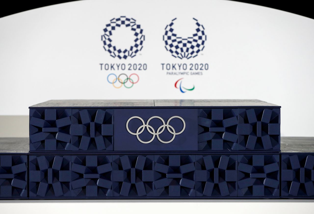 Un podio que se utilizará para las ceremonias de victoria de los Juegos Olímpicos y Paralímpicos de Tokio 2020 se muestra durante el evento de presentación en el Ariake Arena en Tokio, Japón el 3 de junio de 2021.  REUTERS/Issei Kato/Pool/Files