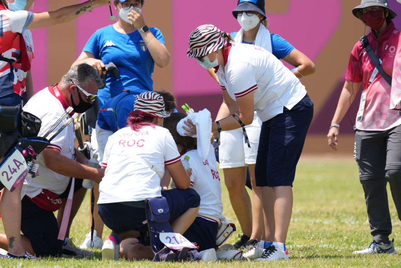 Jul 23, 2021; 
Foto del viernes de la tiradora rusa Svetlana Gomboeva siendo atendida tras desmayarse por el calor en una prueba de clasificación de los Juegos Olímpicos de Tokio. 
CREDITO OBLIGATORIO: Jack Gruber-USA TODAY Network