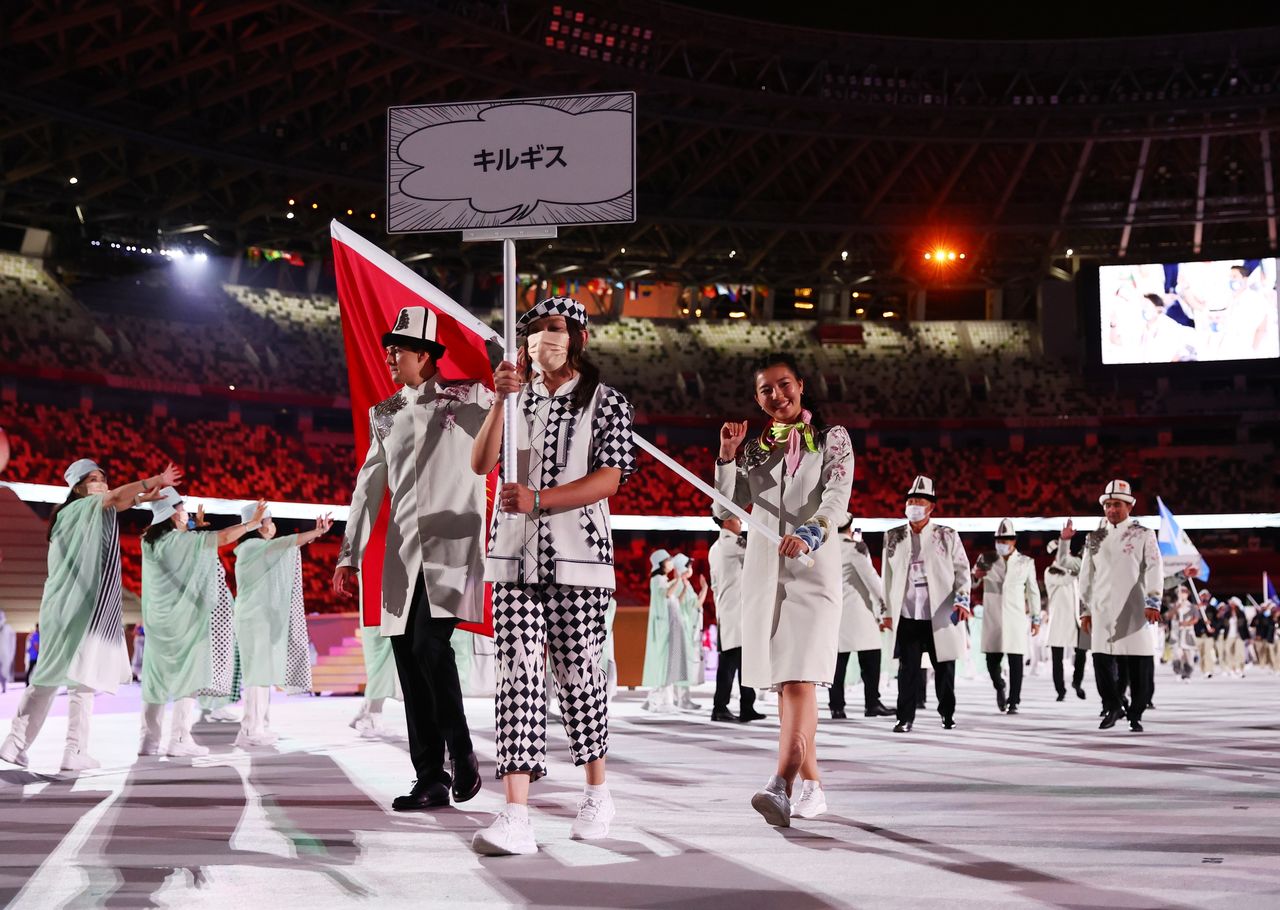 Jul 23, 2021. 
Foto del viernes de la delegación de Kirguistán en la ceremonia de apertura de los Juegos de Tokio. 
REUTERS/Kai Pfaffenbach