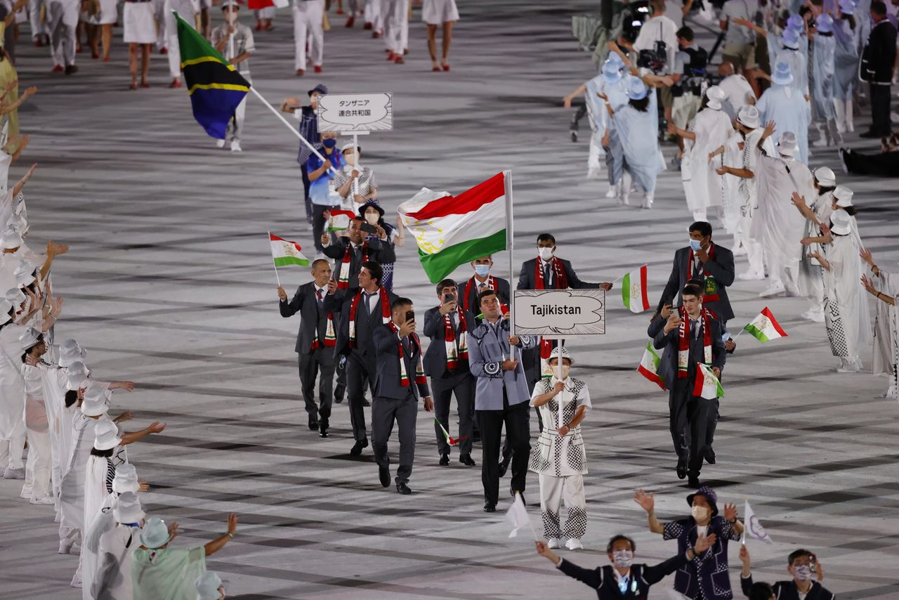 Jul 23, 2021. 
Foto del viernes de Temur Rakhimov, abanderado de Tayikistan en la ceremonia de apertura de los Juegos de Tokio. 
REUTERS/Phil Noble