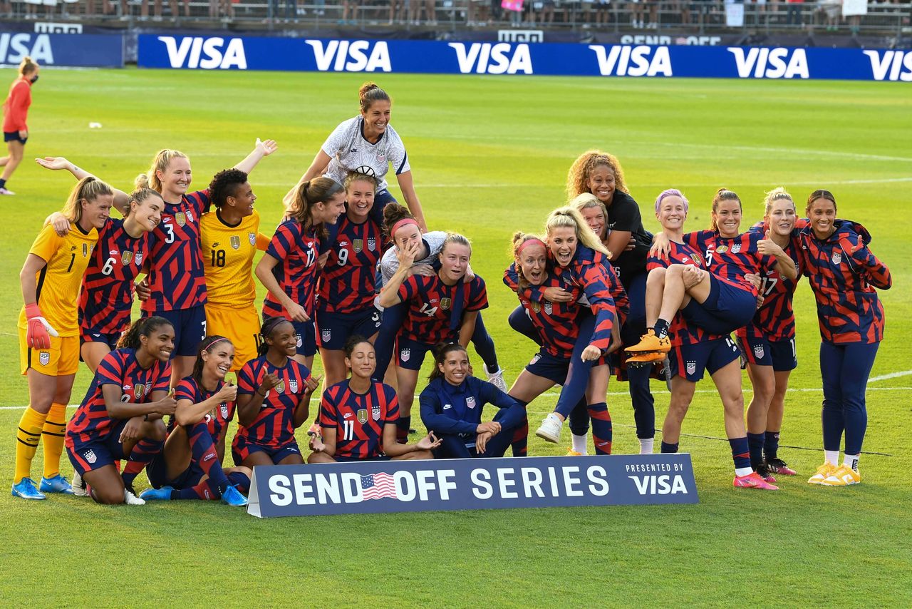 FOTO DE ARCHIVO. La selección femenina de fútbol de Estados Unidos posa tras un partido con la escuadra de México en el estadio Pratt & Whitney. Mandatory Credit: Dennis Schneidler-USA TODAY Sports