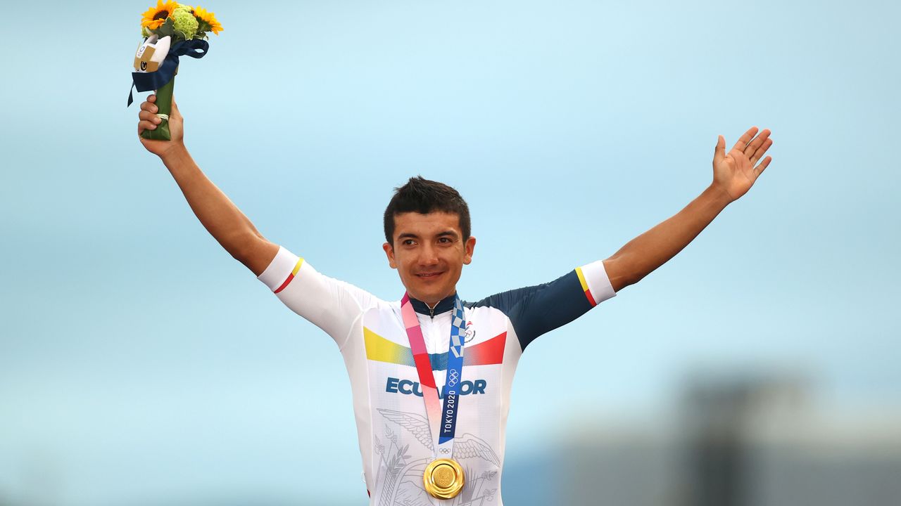 Jul 24, 2021. 
Foto del sábado del ecuatoriano Richard Carapaz celebrando en el podio tras ganar el oro de la prueba de ciclismo en ruta. 
REUTERS/Matthew Childs