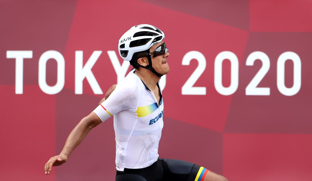 Jul 24, 2021. 
Foto del sábado del ecuatoriano Richard Carapaz celebrando tras ganar el oro en la prueba olímpica de ciclismo en ruta. 
REUTERS/Christian Hartmann