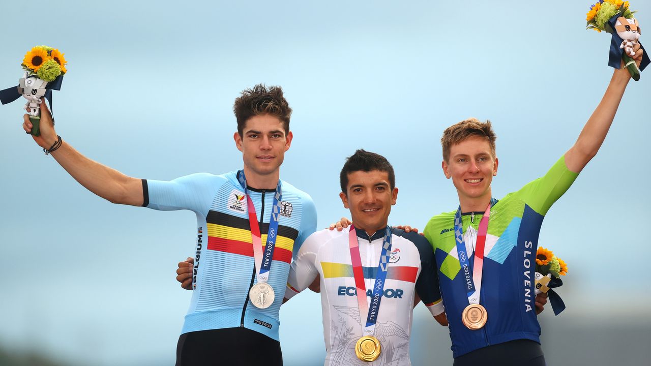 Jul 24, 2021.
Foto del sábado del ecuatoriano Richard Carapaz en el podio con el oro tras la prueba de ciclismo en ruta junto al medallista de plata, el belga Wout van Aert, y el de bronce, el esloveno Tadej Pogacar. 
REUTERS/Matthew Childs