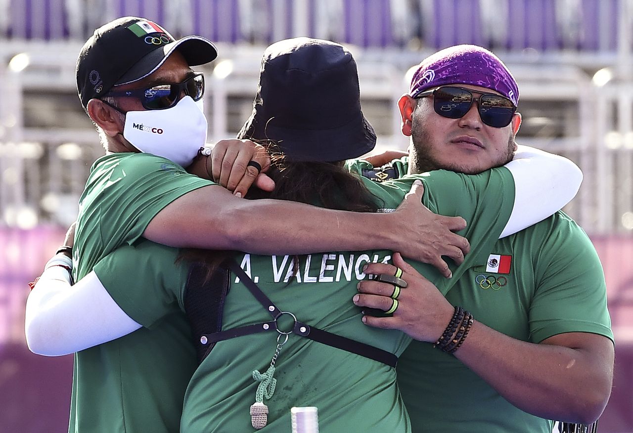 Jul 24, 2021.
Foto del sabado de los mexicanos Alejandra Valencia y Luis Alvarez celebrando tras ganar el bronce en la prueba de tiro con arco mixta. 
REUTERS/Clodagh Kilcoyne