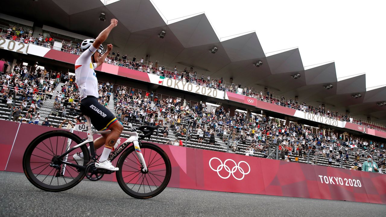 Jul 24, 2021. 
Foto del sábado del ecuatoriano Richard Carapaz celebrando tras ganar el oro olímpico en la prueba de ciclismo en ruta. 
REUTERS/Matthew Childs
