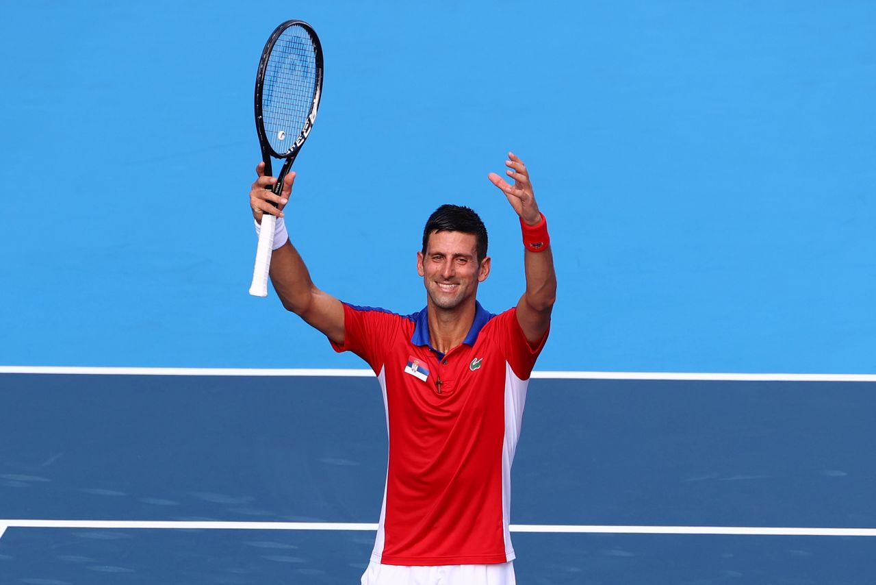 Jul 24, 2021. 
Foto del sábado del tenista serbio Novak Djokovic celebrando tras ganar su partido de primera ronda en los Juegos de Tokio. 
REUTERS/Mike Segar