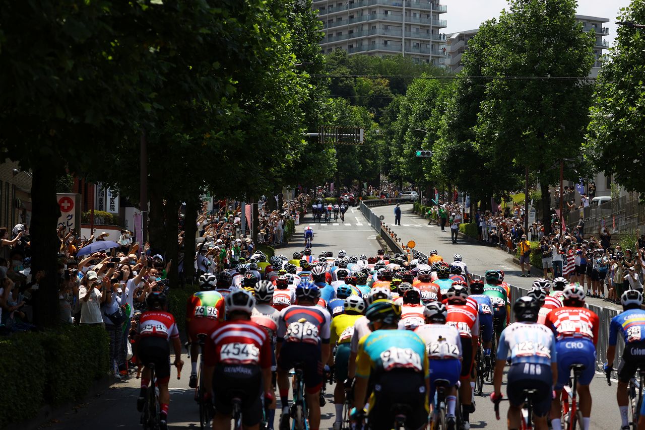 Jul 24, 2021. 
Foto del sábado de espectadores viendo la carrera de ciclismo en ruta de los Juegos de Tokio. 
 Pool via Reuters/Tim de Waele