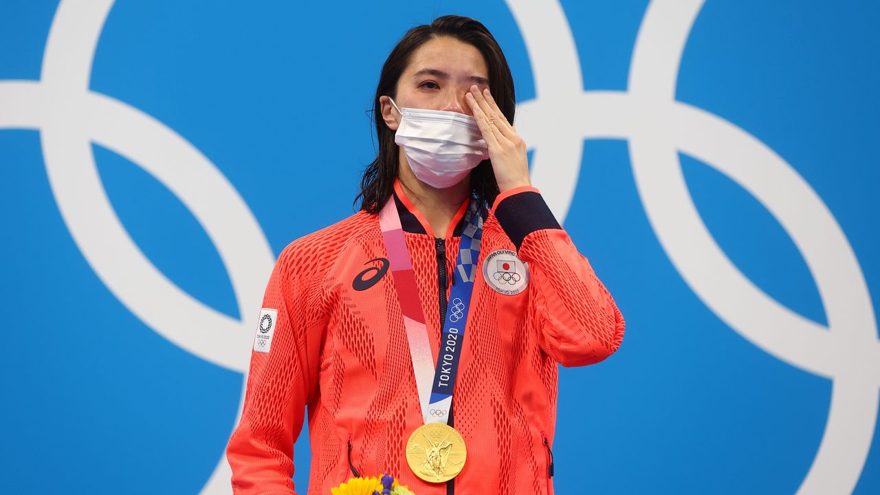 Jul 25, 2021. 
Foto del domingo de la nadadora japonesa Yui Ohashi celebrando en el podio tras ganar el oro en los 400 mts medley. 

REUTERS/Kai Pfaffenbach