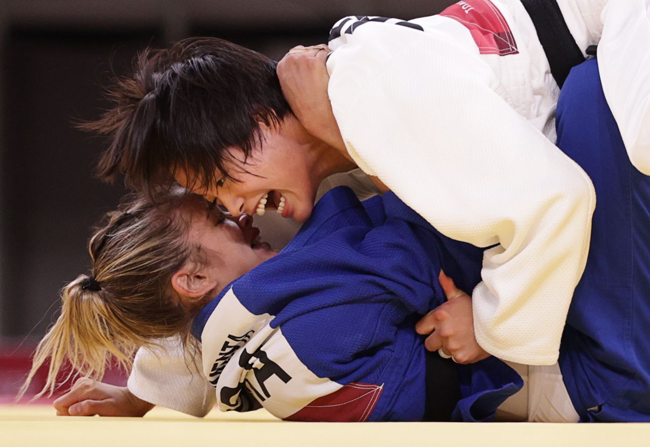 Jul 25, 2021. 
Foto del domingo de la judoca japonesa Uta Abe en acción ante la brasileña Larissa Pimenta 
REUTERS/Hannah Mckay