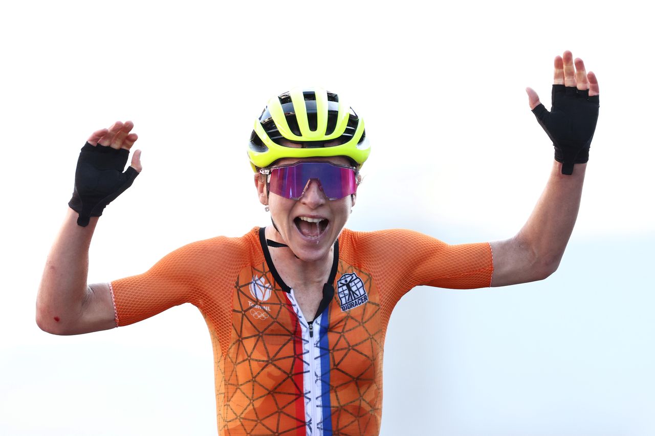 Jul 25, 2021.  
Foto del domingo de la ciclista neerlandesa Annemiek van Vleuten celebrando el oro en la prueba de ruta de los Juegos de Tokio antes de darse cuenta de que había llegado segunda. 
 Pool via REUTERS/Christian Hartmann