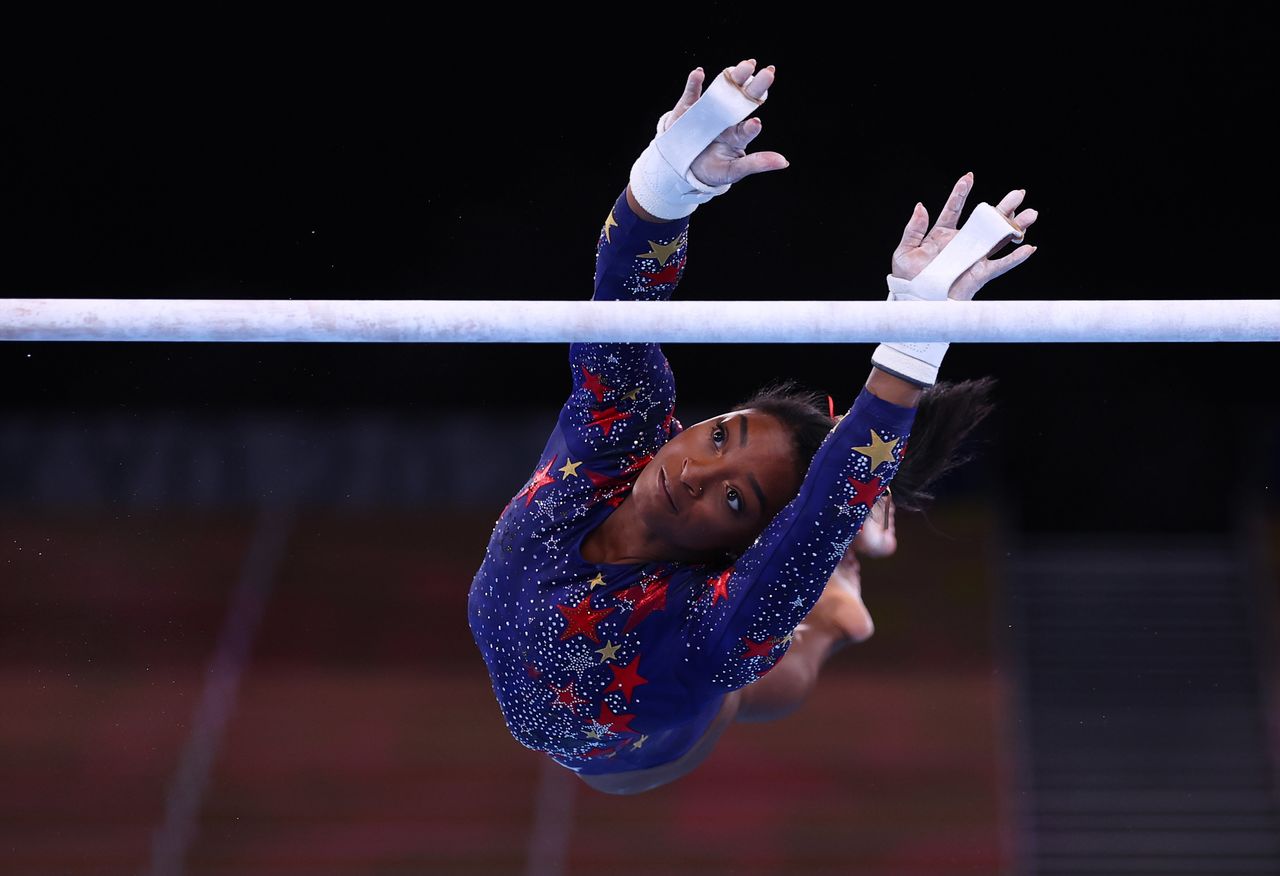 Jul 25, 2021. Foto del domingo de la estadounidense Simone Biles en la prueba de clasificación de las barras asimétricas.
REUTERS/Mike Blake