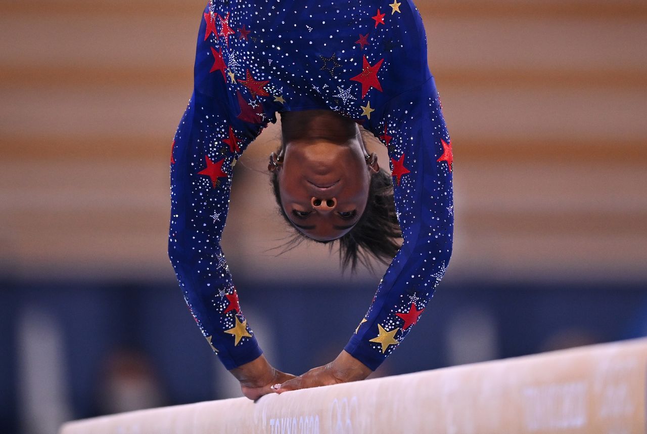 Jul 25, 2021. Foto del domingo de la gimnasta estadounidense Simone Biles en las pruebas de clasificación de la barra de equilibrio. 
REUTERS/Dylan Martinez