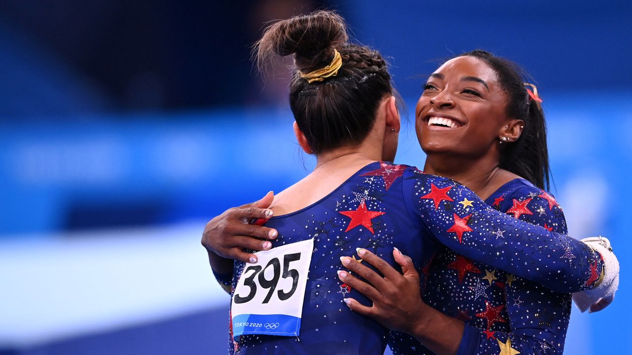 Jul 25, 2021. Foto del domingo de las estadounidenses Sunisa Lee y Simone Biles abrazándose durante la clasificación de la prueba por equipos de la gimnasia olímpica. 
REUTERS/Dylan Martinez