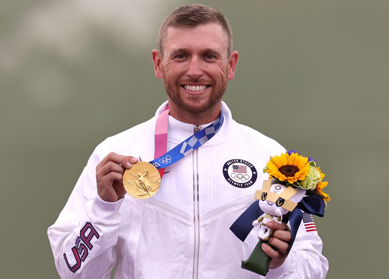Juegos Olímpicos de Tokio 2020 - Tiro - Tiro al plato masculino - Ceremonia de entrega de medallas - Campo de tiro de Asaka, Tokio, Japón. El medallista de oro Vincent Hancock, de Estados Unidos, 26 de julio de 2021. REUTERS/Ann Wang