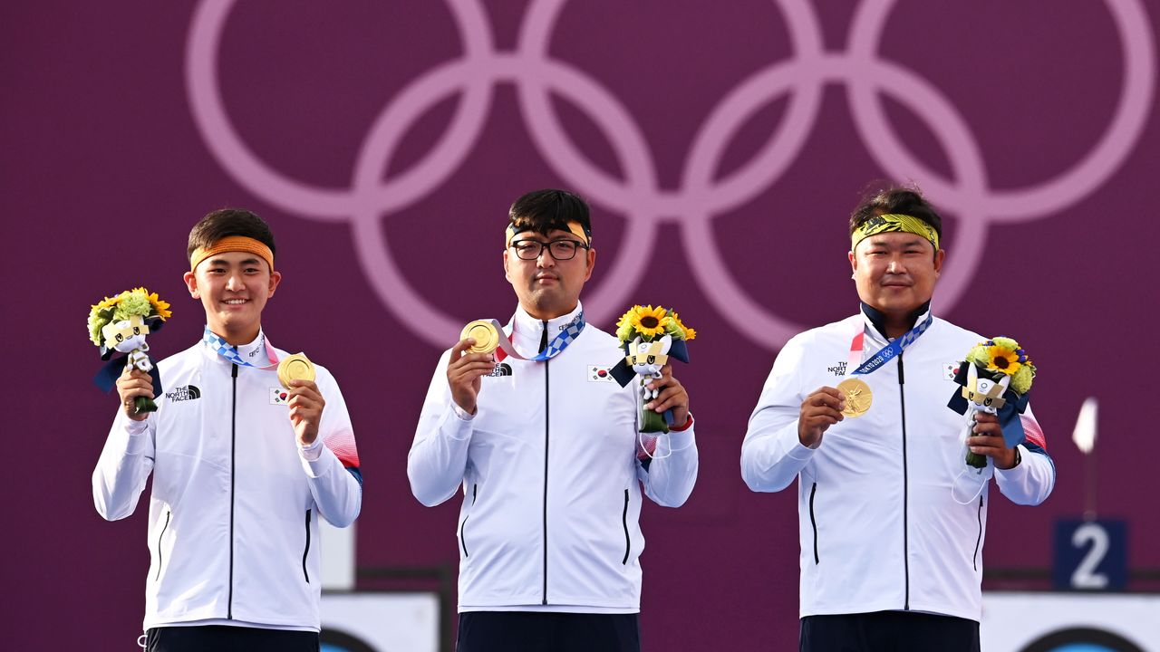 Jul 26, 2021. Foto del lunes de los surcoreanos Kim Je Deok, Kim Woojin y Oh Jin Hyek con sus medallas de oro tras ganar la prueba de tiro con arco por equipos masculina en los Juegos de Tokio. 
REUTERS/Clodagh Kilcoyne