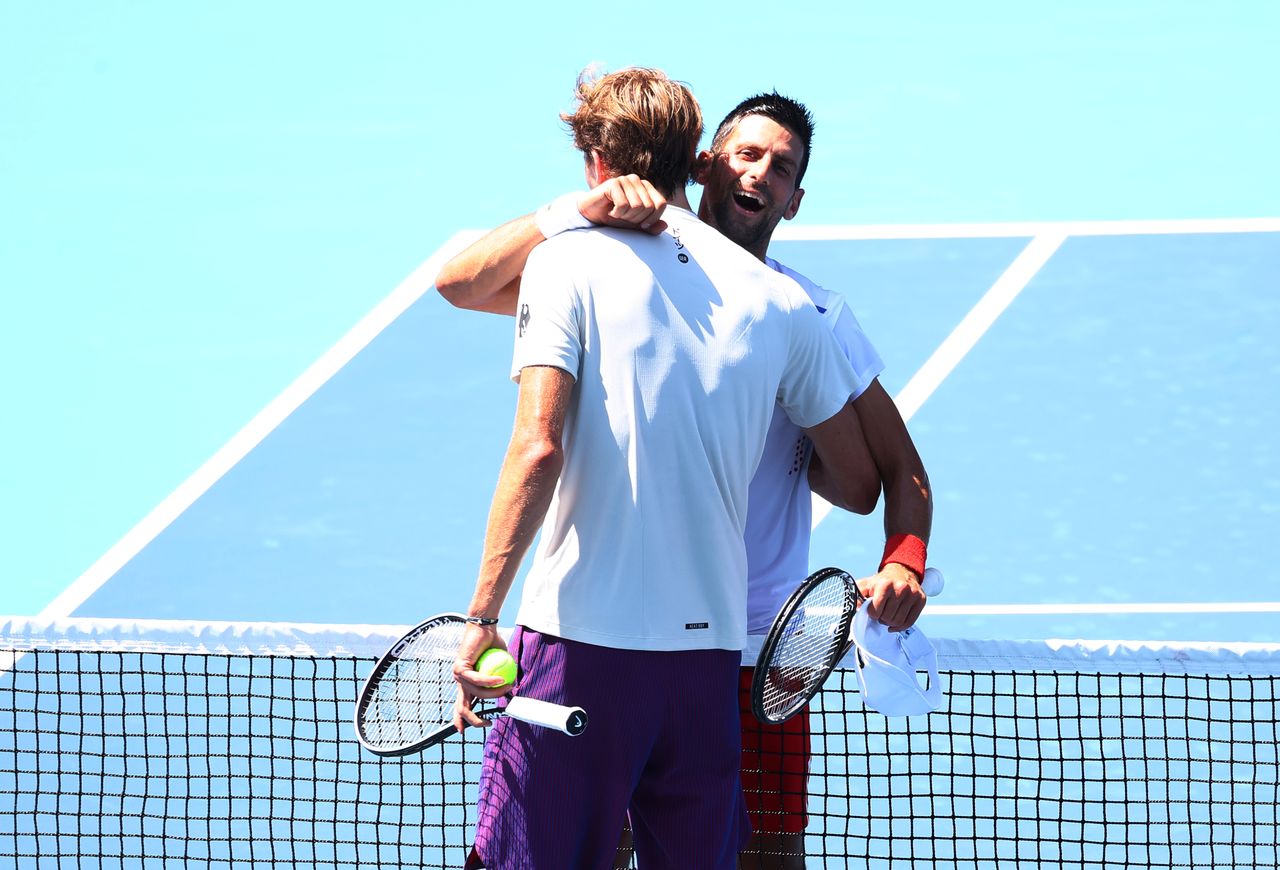 Jul 22, 2021 
Foto de archivo de Novak Djokovic abrazando al alemán Alexander Zverev en un entrenamiento previo al inicio del torneo de tenis de los Juegos de Tokio. 
REUTERS/Mike Segar